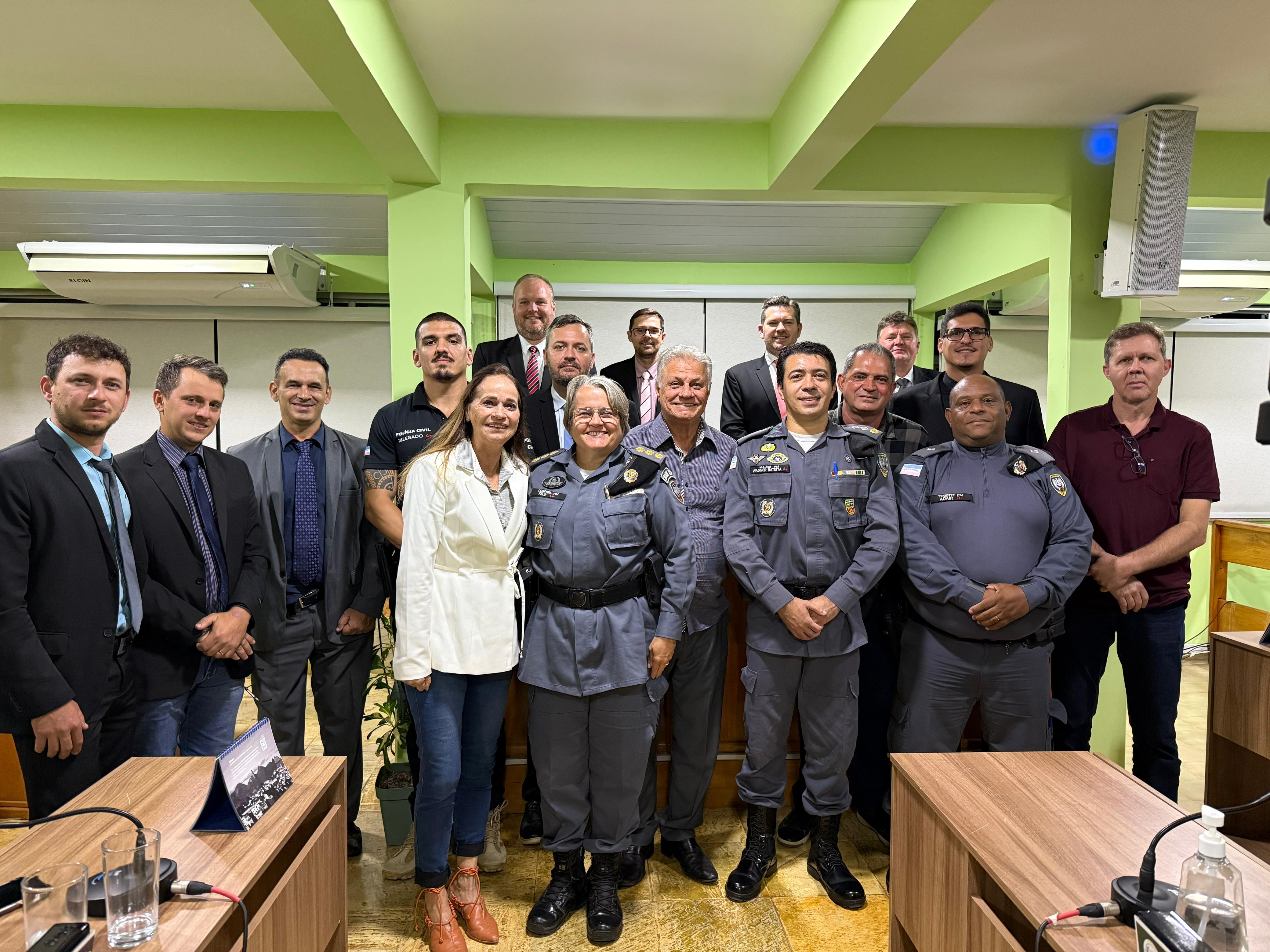 COMANDO DA POLÍCIA MILITAR E AUTORIDADES DE SEGURANÇA PÚBLICA  PARTICIPAM DE SESSÃO